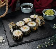 Горячий ролл с угрем, креветкой гриль и спелым авокадо