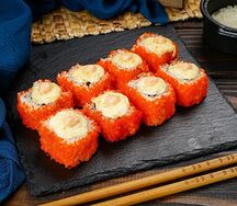 Ролл с курицей и икрой масаго тори яки