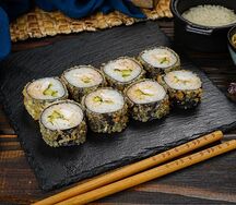 Горячий ролл с тигровыми креветками в темпуре и сухарями