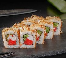 Филадельфия с золотистым копченым лососем и тигровыми креветками