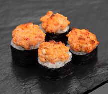 Запеченный ролл с острым лососем (1/2 порции)