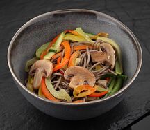 Гречневая лапша с овощами