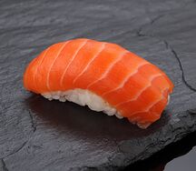 Суши с лососем