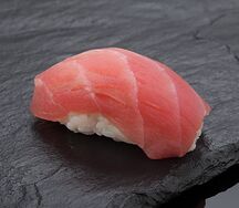 Суши с тунцом