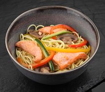 Яичная лапша с лососем