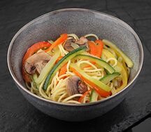 Яичная лапша с овощами