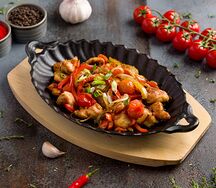 Жареная курица с овощами