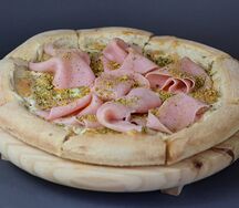 Ветчина, трюфельный крем и фисташка