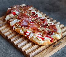 Римская пицца с грушей, горгонзолой и бастурмой