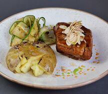Ребра карамелизированные с печёным картофелем и огурцами кимчи