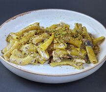 Ригатони с цыпленком, грибами и фисташкой