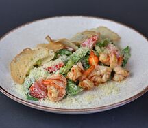 Салат Цезарь с королевской креветкой