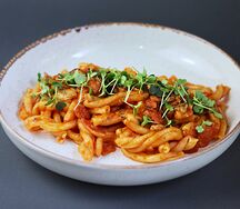 Казаречче Аматричана с беконом и хрустящим луком