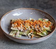Равиоли с цыпленком, грибами и трюфельным соусом