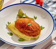 Киевская котлета с картофельным пюре и корнишонами