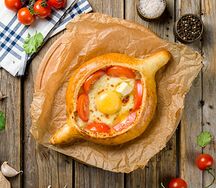 Хачапури по-аджарски с томатами