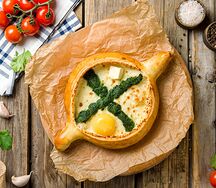 Хачапури по-аджарски со шпинатом и сыром