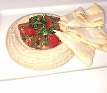 Хумус с томатами и питой