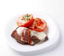 Медальоны из говядины с моцареллой и помидором