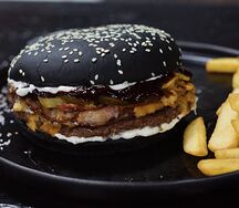 Черное зеркало с вишневым соусом