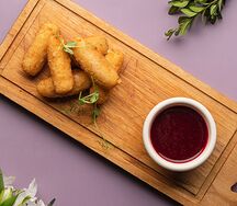 Жареный сыр с брусничным соусом