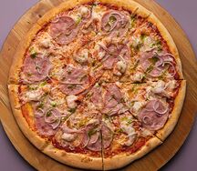 Ветчина, тигровая креветка и лук красный