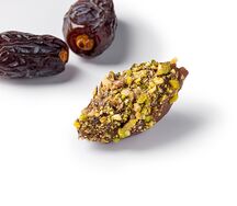 Финики с орехами в молочном шоколаде 