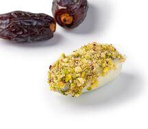 Финики с орехами в белом шоколаде 