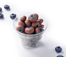 Голубика в молочном шоколаде в стакане 