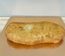 Жареный пирожок с капустой