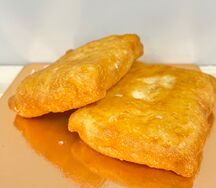 Пирожок жареный с сосиской и картошкой