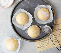 Японский десерт моти Пина колада