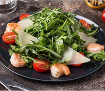 Салат руккола с креветками Италия