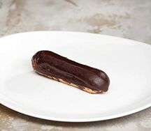 Эклер шоколадный