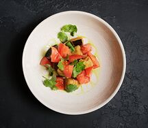 Салат с жаренными баклажанами и сладкими томатами