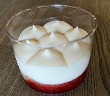 Пирожное в креманке Клубника со сливками