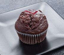 Кекс шоколадный с вишневым джемом