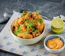 Хрустящие кальмары с соусом васаби