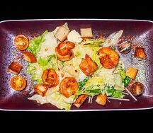 Салат Цезарь с креветками