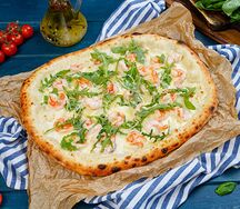 Римская пицца с черными тигровыми креветками