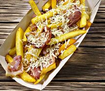 Картофель фри с беконом и пармезаном