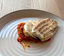 Кальмары гриль с овощами