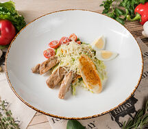 Салат Цезарь с курицей