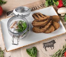 Ломтики атлантической сельди с тостами