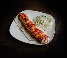 Шашлык из куриного филе в беконе на углях филе