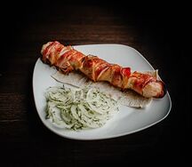 Шашлык из филе индейки в беконе с картофелем фри