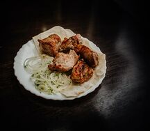Шашлык из шейной части свинины с картофелем фри