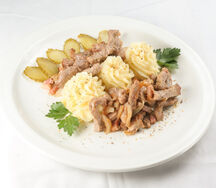 Поджарка свиная с копченой грудинкой и луком