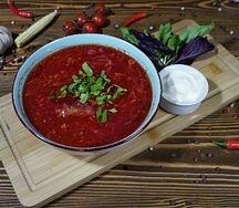 Борщ с мясом и сметаной