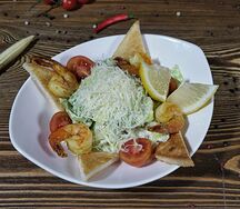 Салат Цезарь с креветками